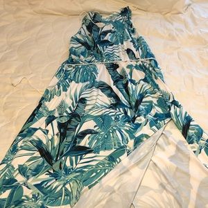 Size 4xl Yellow floral dress. Only worn 1 time. Very comfortable